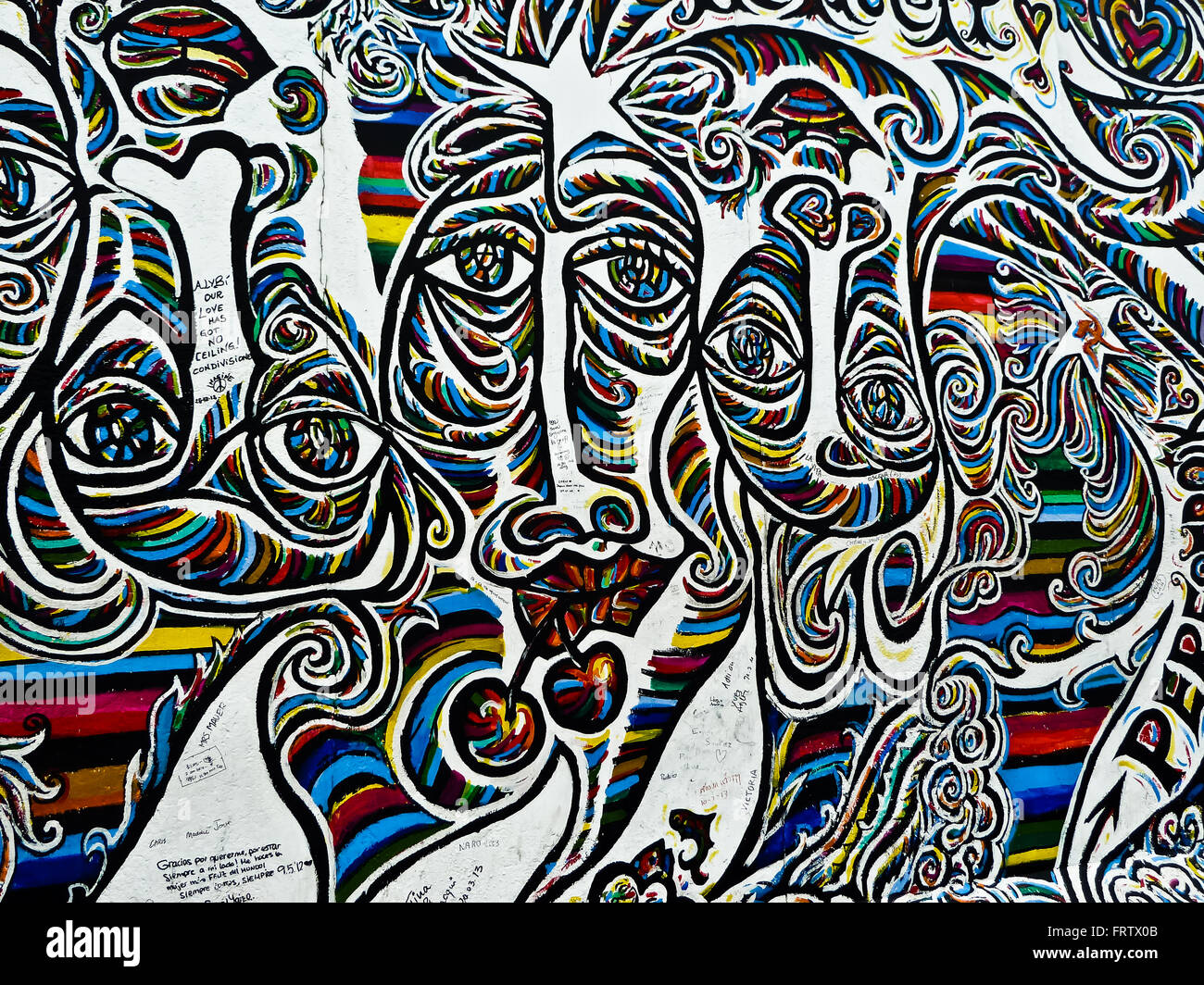 Graffiti-Design von stilisierten Gesichtern an der Berliner Mauer. Deutschland. Stockfoto