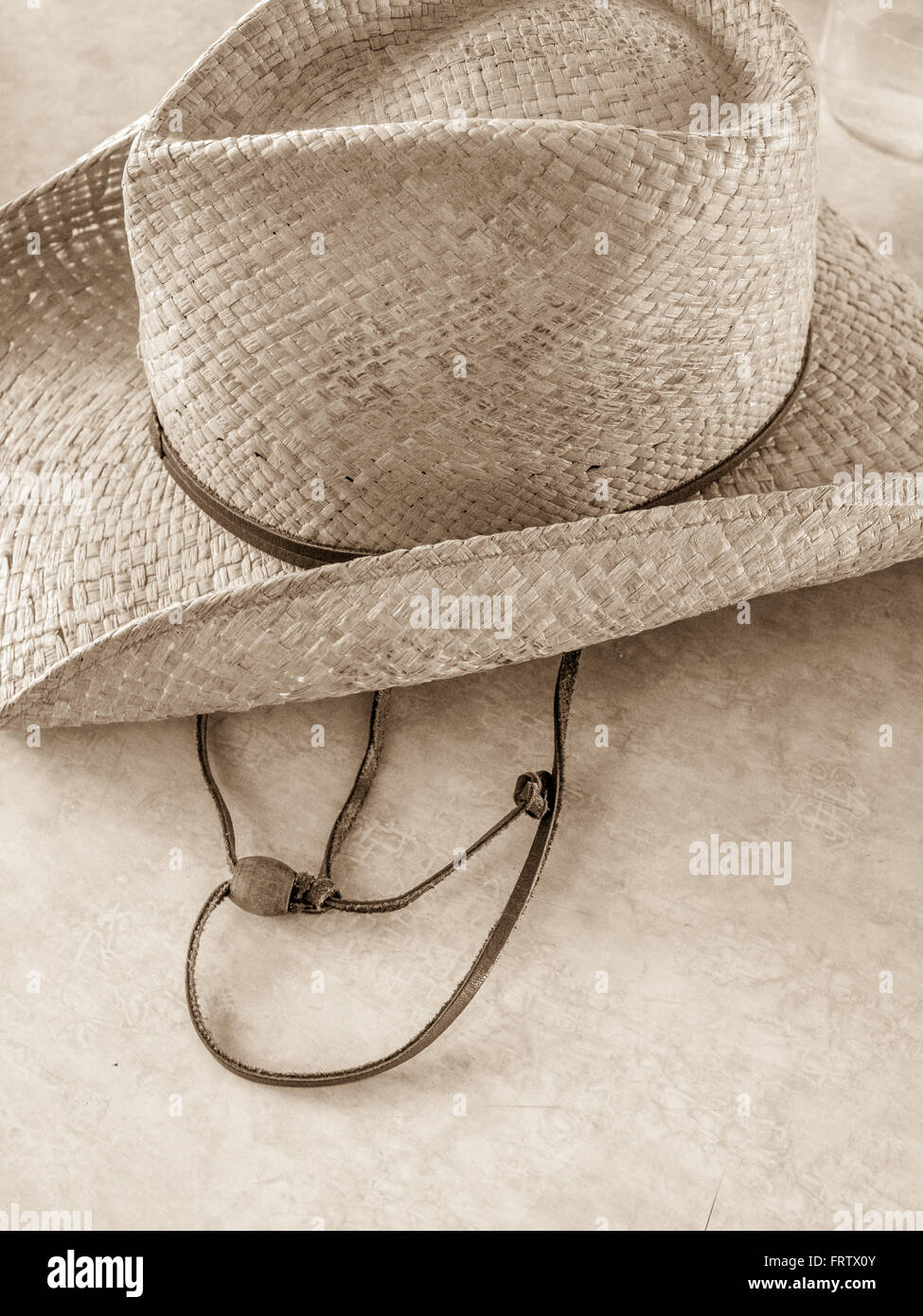 Cowboy-Hut aus Stroh mit Lederband, Zeichenfolge Stockfoto