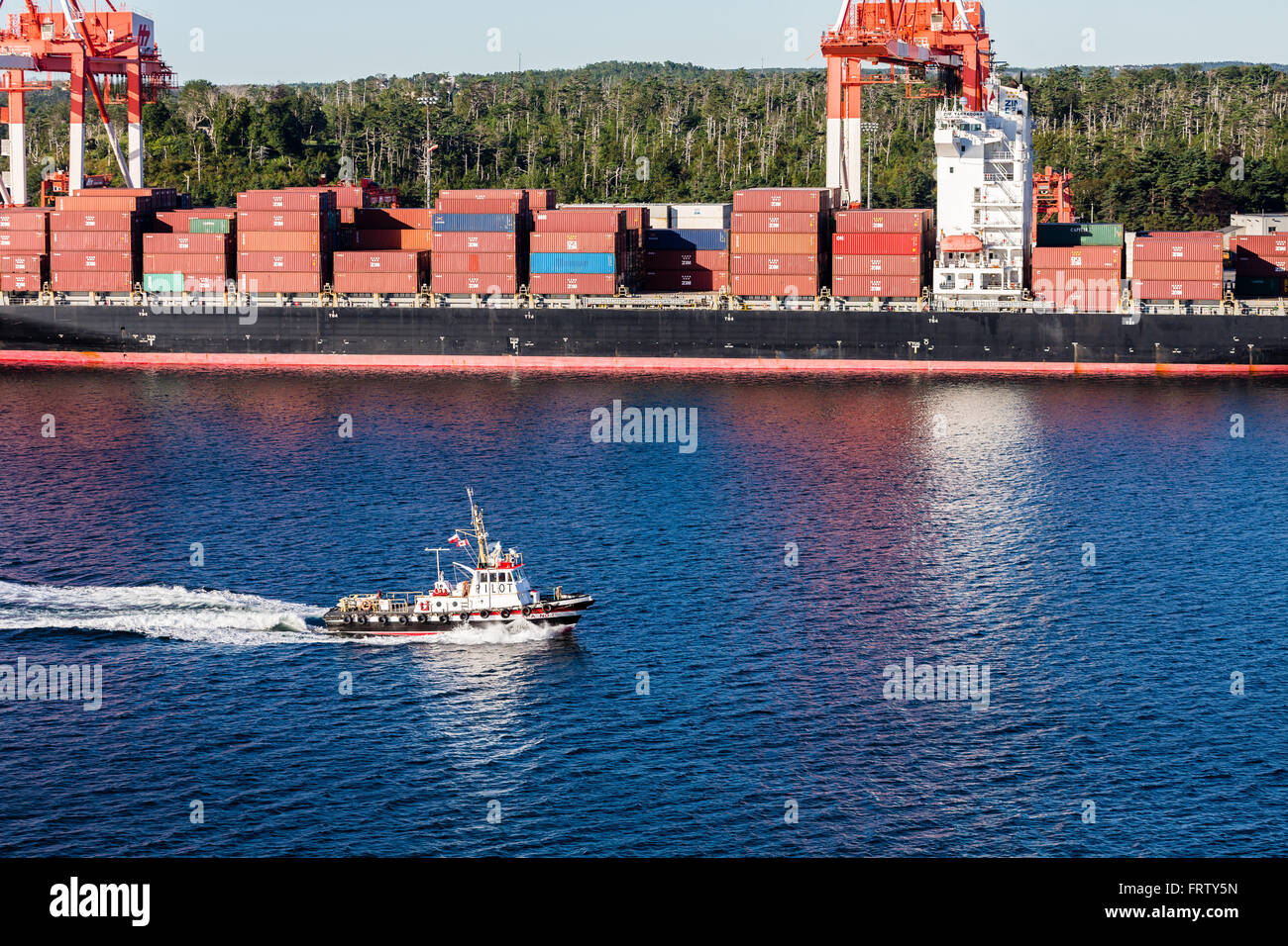Ein Lotsenboot Kreuzfahrt vorbei an Fracht Betrieb in Halifax, Nova Scotia Stockfoto