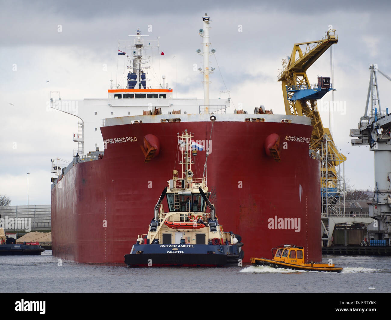 Die Navios Marco Polo, ein bei der IMO 9454280 registriertes Seeschiff, dockte am Vlothaven Terminal im Amsterdamer Hafen an. Stockfoto