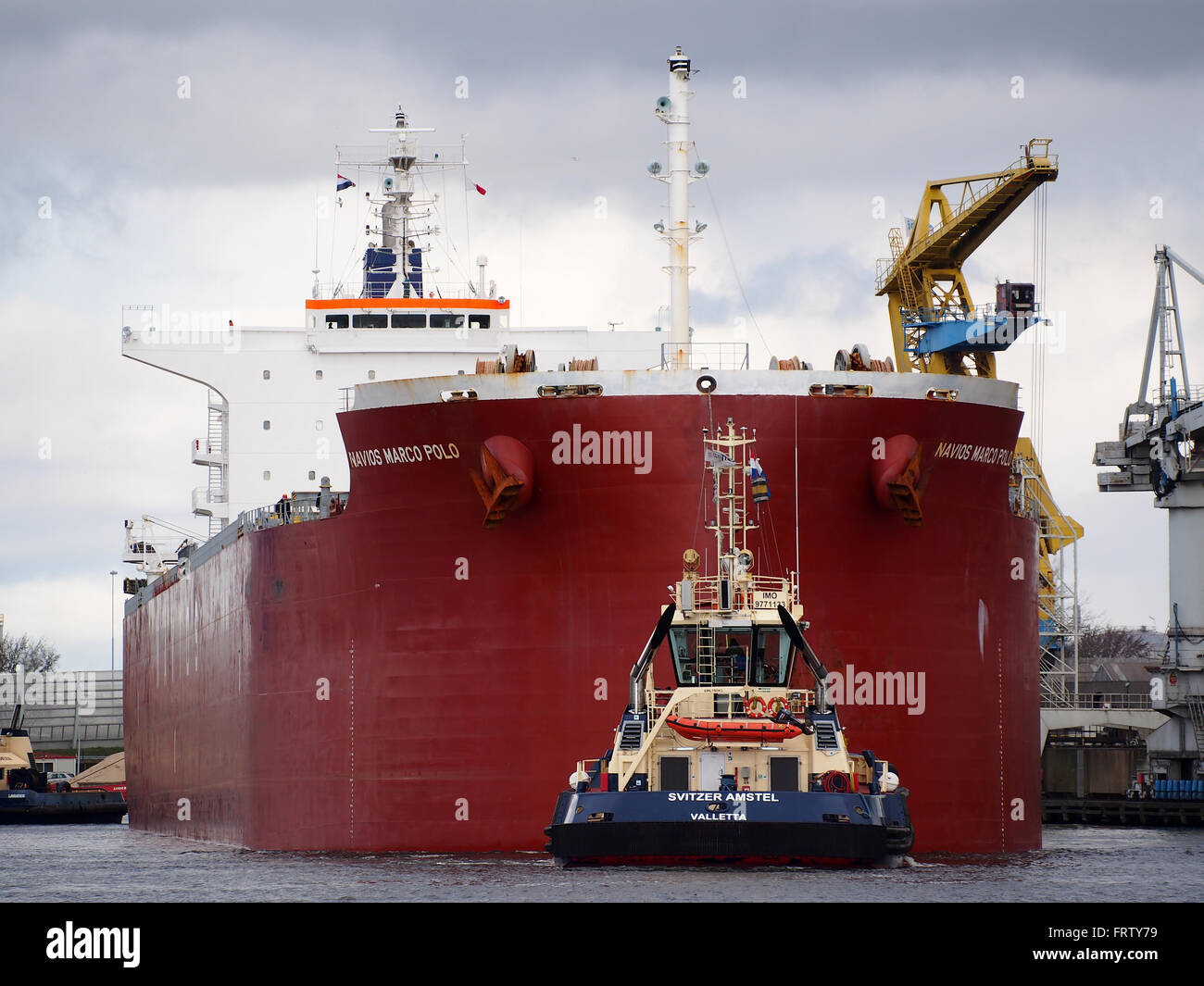BTG Rainier (Schiff, 2015) IMO 9710139 & Navios Marco Polo, IMO 9454280, Vlothaven, Hafen von Amsterdam Stockfoto