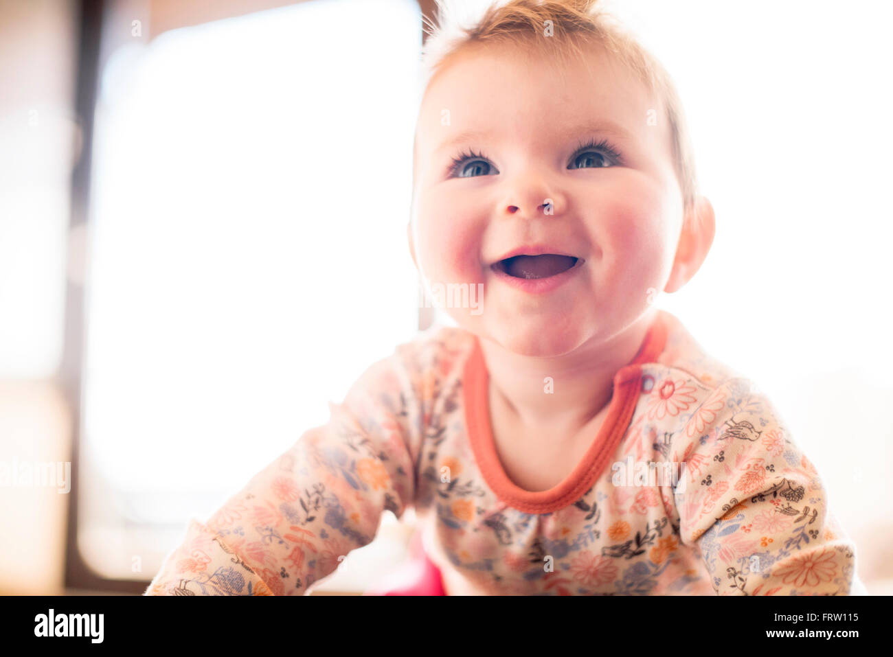 Porträt von lächelndes Babymädchen nachschlagen Stockfoto