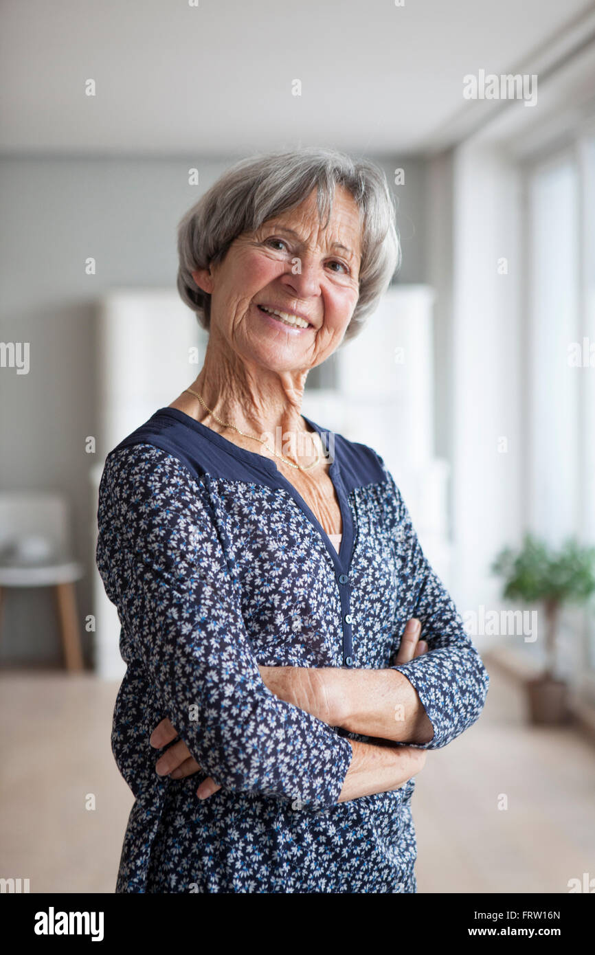 Porträt der selbstbewusste ältere Frau zu Hause Stockfoto