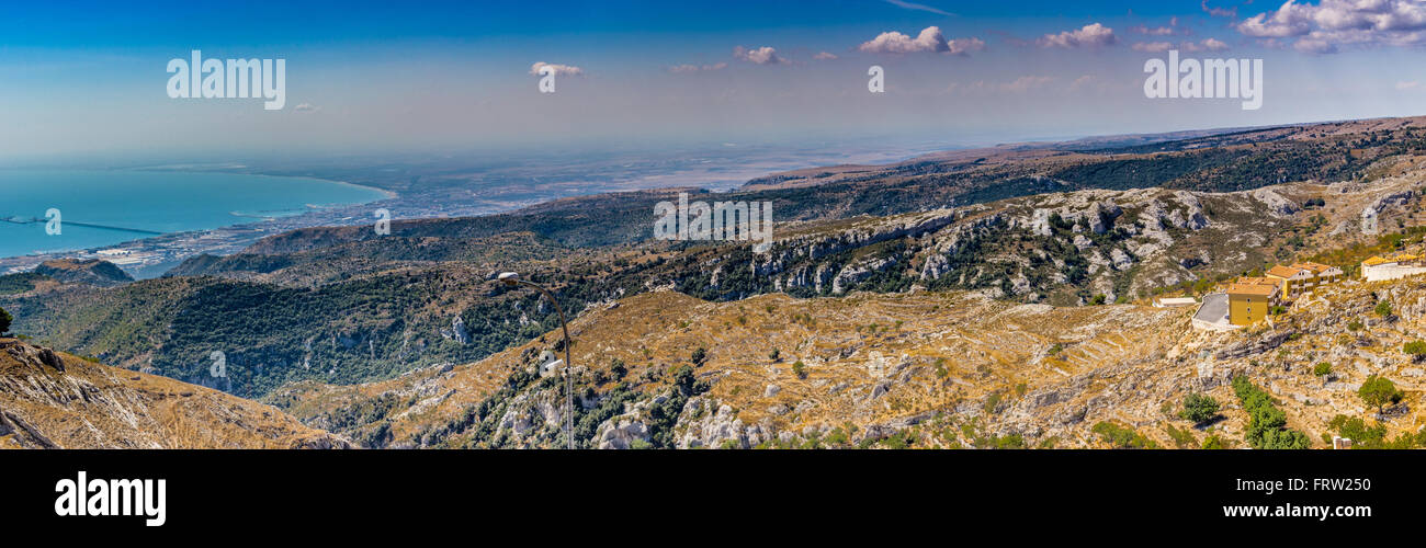 Blick auf die Küste des Gargano aus Halterung von San Giovanni Rotondo in Apulien Stockfoto