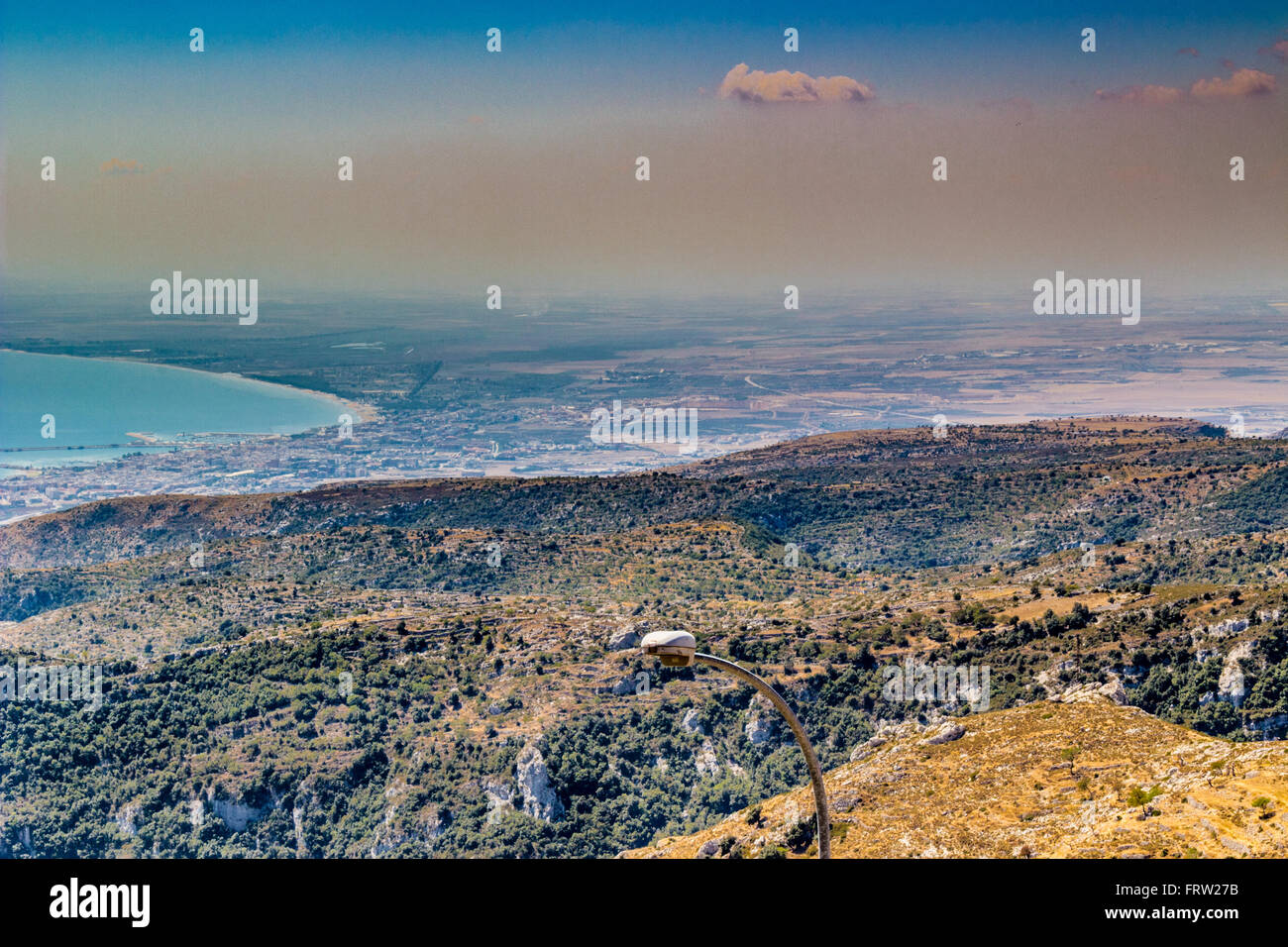 Blick auf die Küste des Gargano aus Halterung von San Giovanni Rotondo in Apulien Stockfoto