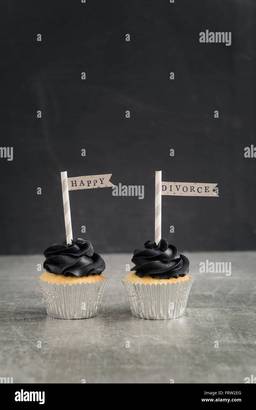 Zwei Becher Kuchen mit schwarz gefärbt, Buttercreme Topping und Wimpel Stockfoto