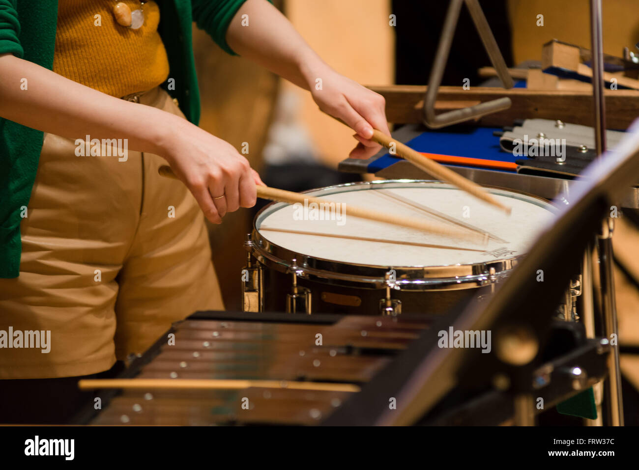 Person, die Snare-Drum im Orchester spielen Stockfoto