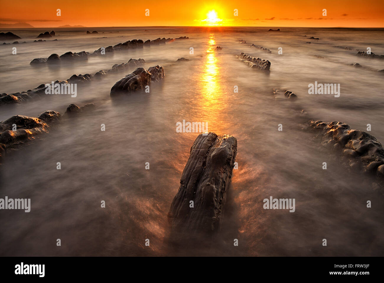 Spanien, Baskenland, Pais Vasco, Barrika Strand bei Sonnenuntergang Stockfoto