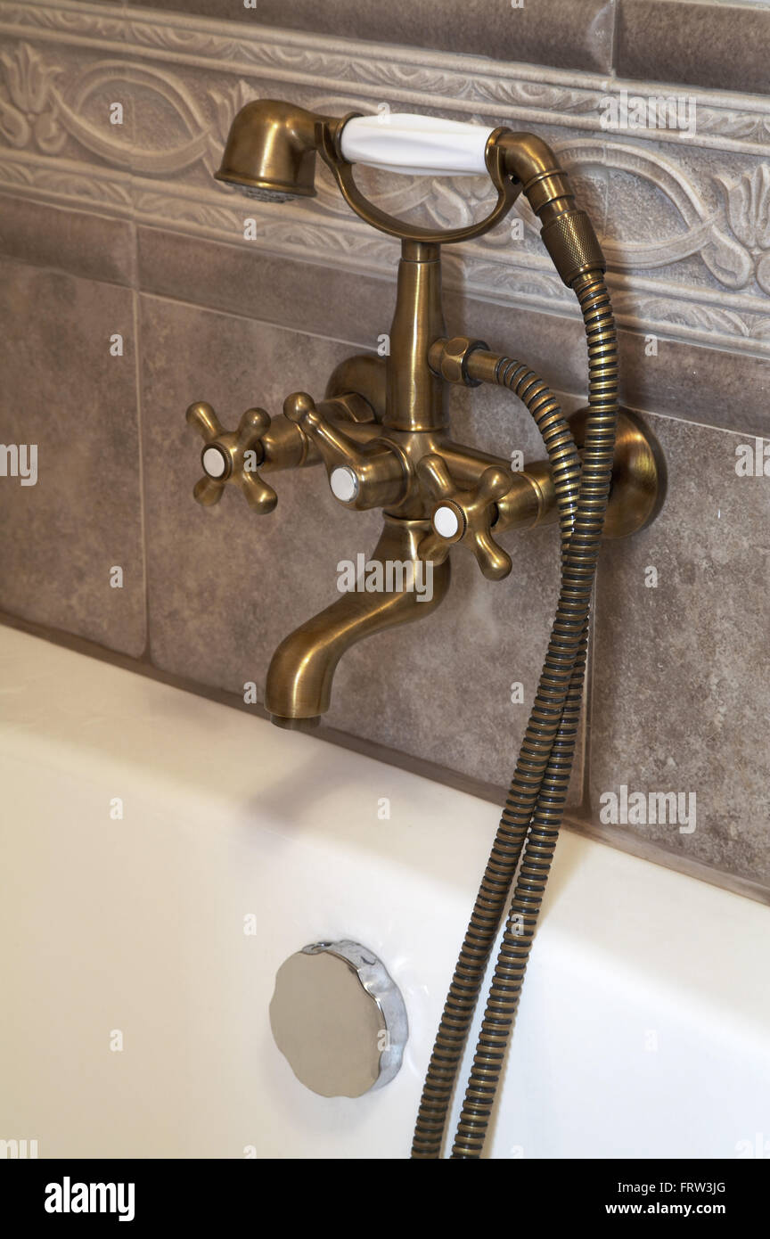 Die schöne Bronze Wasserhahn im Badezimmer Stockfoto