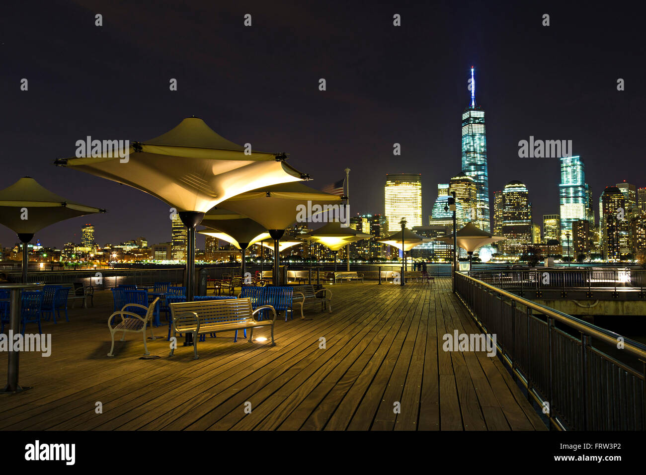 Blick auf Lower Manhattan Skyline bei Nacht von Exchange Place in Jersey City, New Jersey Stockfoto