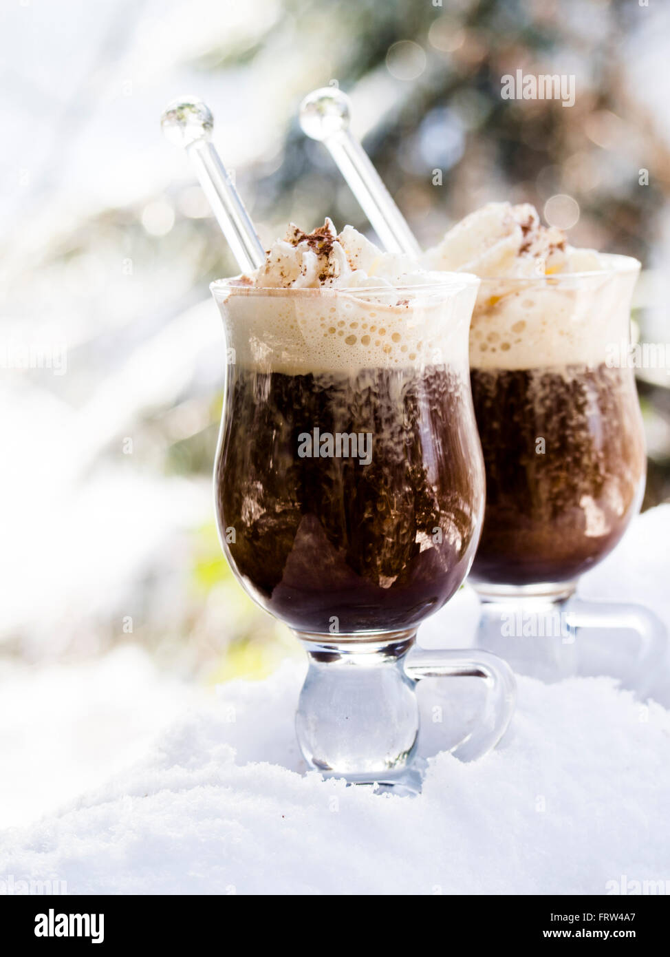 Zwei Gläser Pharisäer mit Kaffee, Rum und Sahne im Schnee Stockfoto