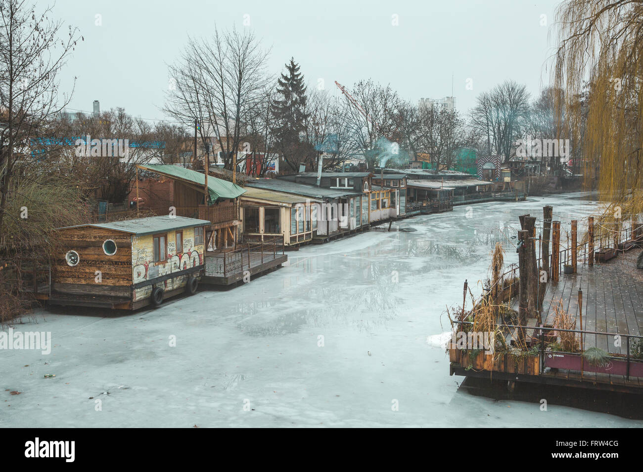 Deutschland, Berlin-Kreuzberg, Blick auf gefrorenen Flutgraben Stockfoto