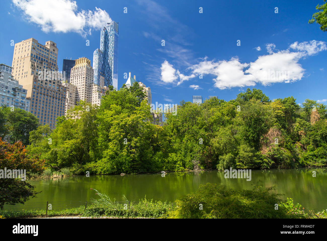 Central Park South Skyline gesehen vom See der Central Park in New York City, USA Stockfoto