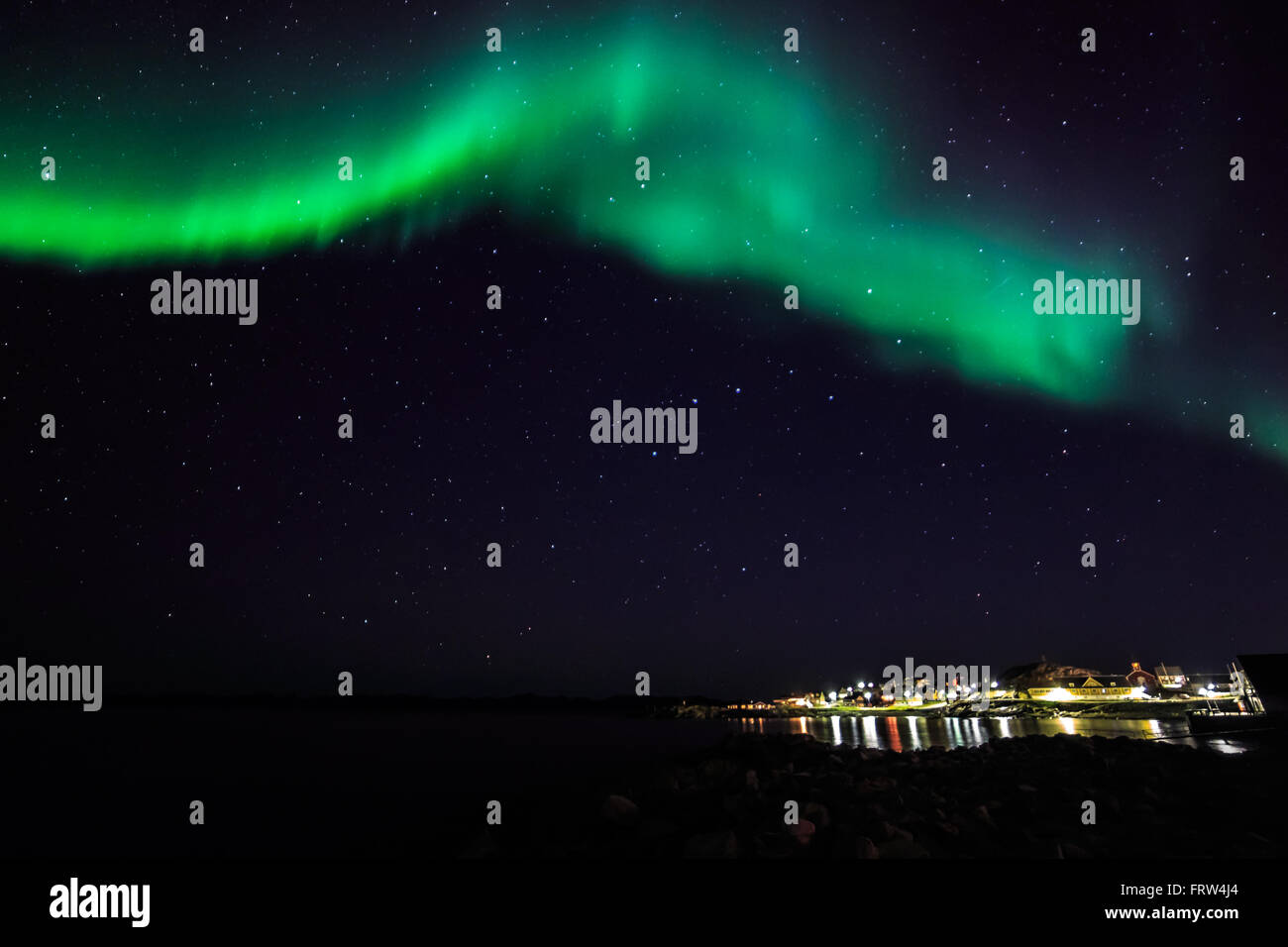 Aurora Borealis Phänomen, grüne umfangreiche Nordlichter über den alten Hafen, Stadt Nuuk, Grönland, Oktober 2015 Stockfoto
