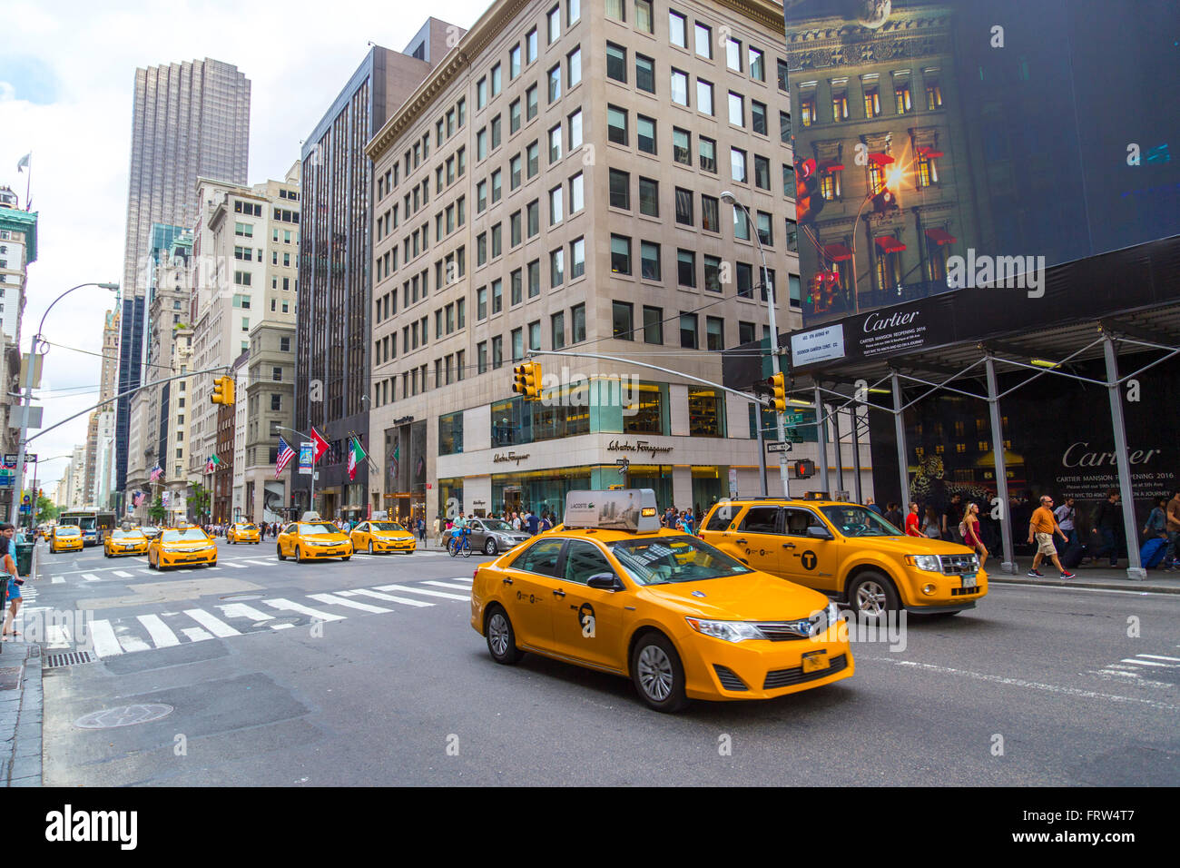 Name Für Das Taxi In Den Usa Gelbe Taxis fahren auf der 5th Avenue in New York City, USA
