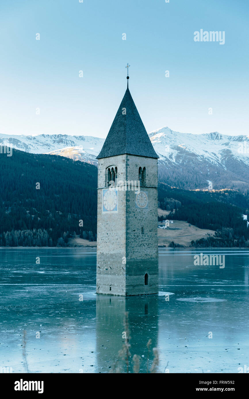 Italien, Vinschgau, versunkene spire in gefrorenen Lago di Resia Stockfoto
