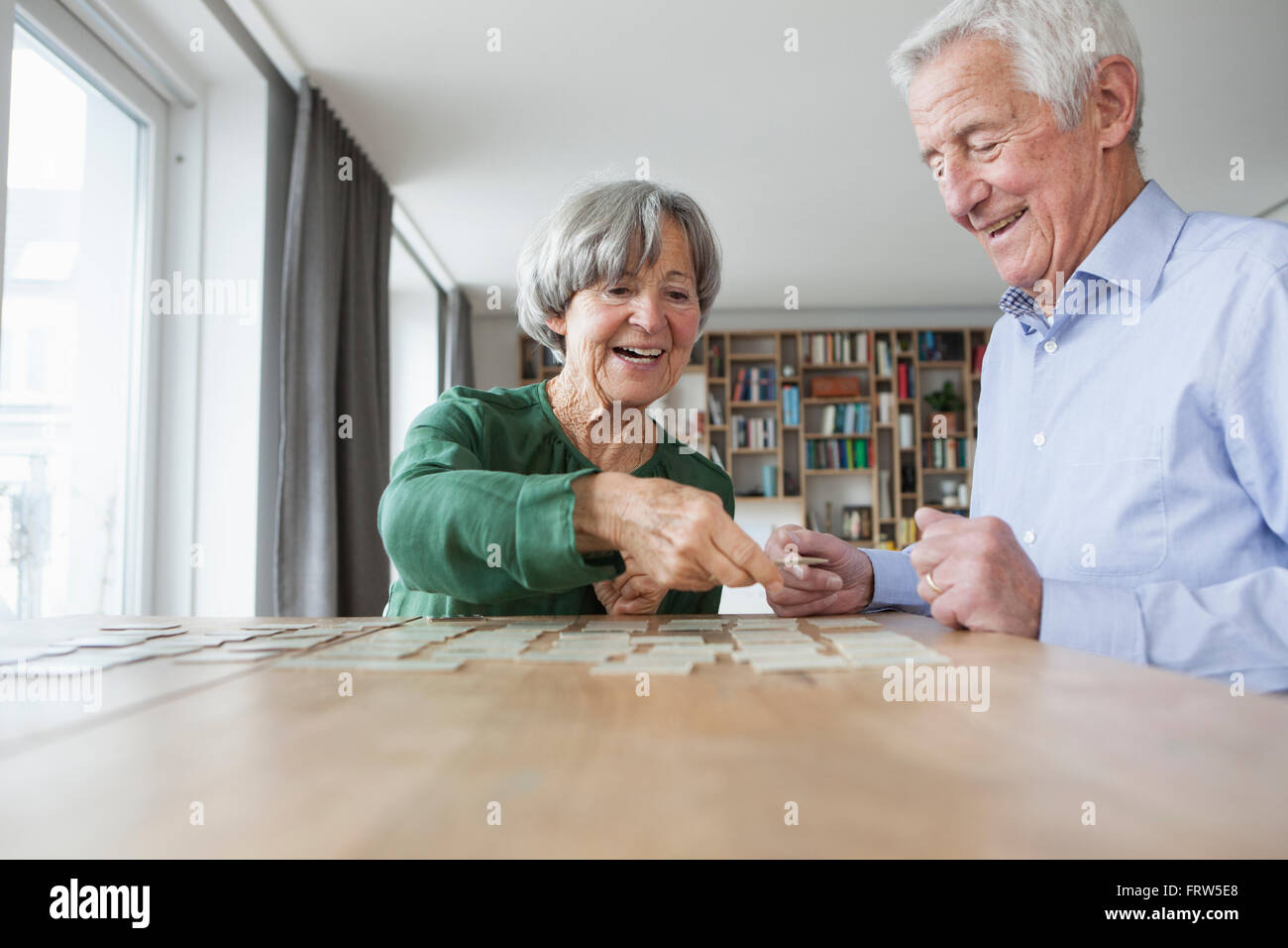 Älteres Paar spielen Speicher zu Hause Stockfoto