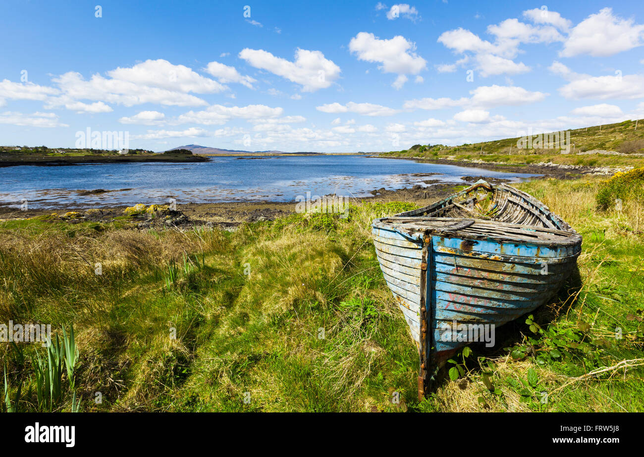 Irland, Connemara, altes Boot am Ufer Stockfoto