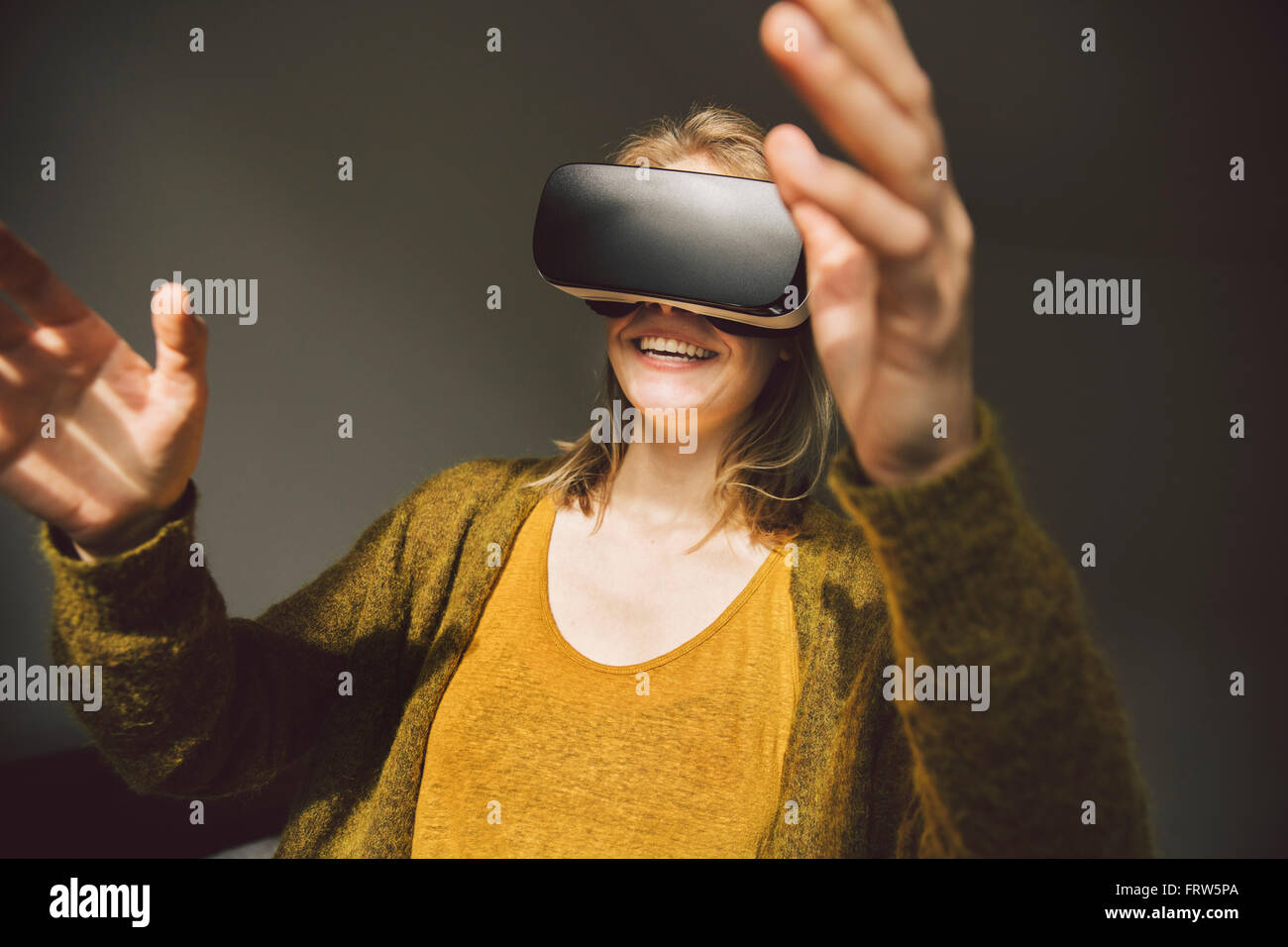 Frau mit virtual-Reality-Brille mit ihren Händen Stockfoto
