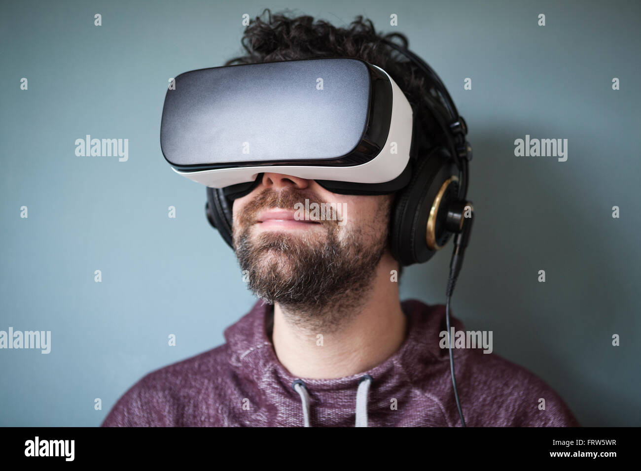 Mann mit Virtual-Reality-Brille und Kopfhörer Stockfoto