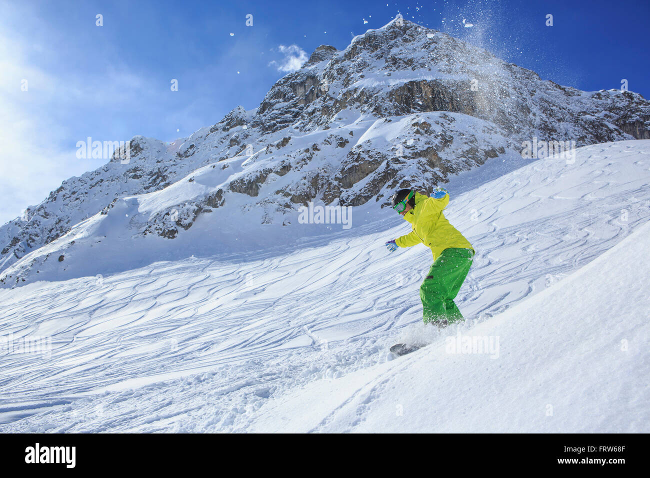 Ein Snowboarder, Snowboarden in Alpen in Lech, Österreich Stockfoto