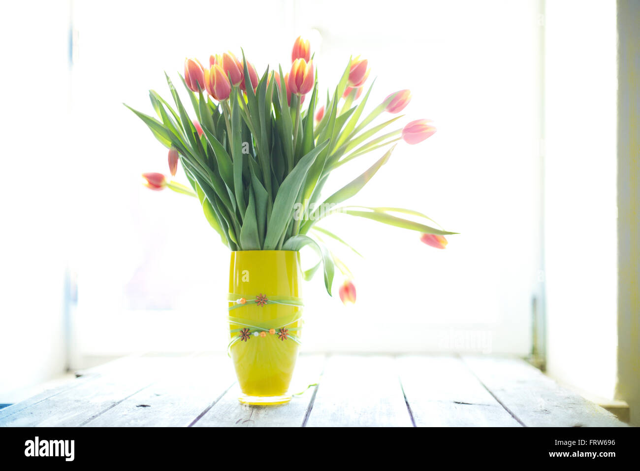 Blumenvase mit Tulpen Stockfoto