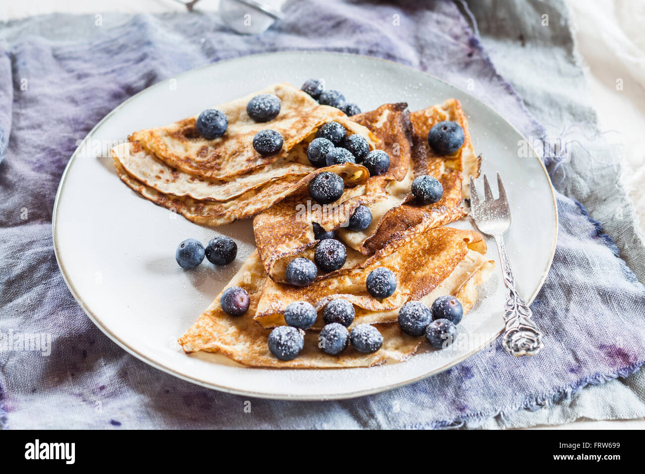 Pfannkuchen mit Heidelbeeren bestreut mit Puderzucker auf Platte Stockfoto
