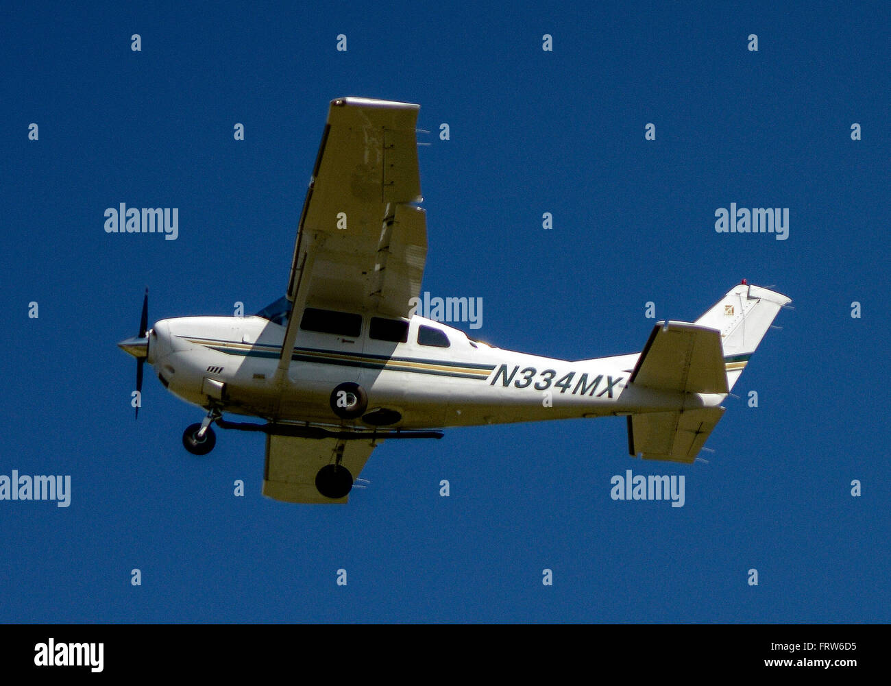 Emporia, Kansas, USA, 24. September 2015 2002 Cessna Modell T206H eine Starrflügler-Flugzeug mit einem einzigen Lycoming-Motor, fliegt über Welch Stadion während der heutigen Emporia State University Football-Spiel. Dieses Flugzeug ist für die englischen Air Services Inc. von Santa Barbara, Kalifornien registriert.  Bildnachweis: Mark Reinstein Stockfoto