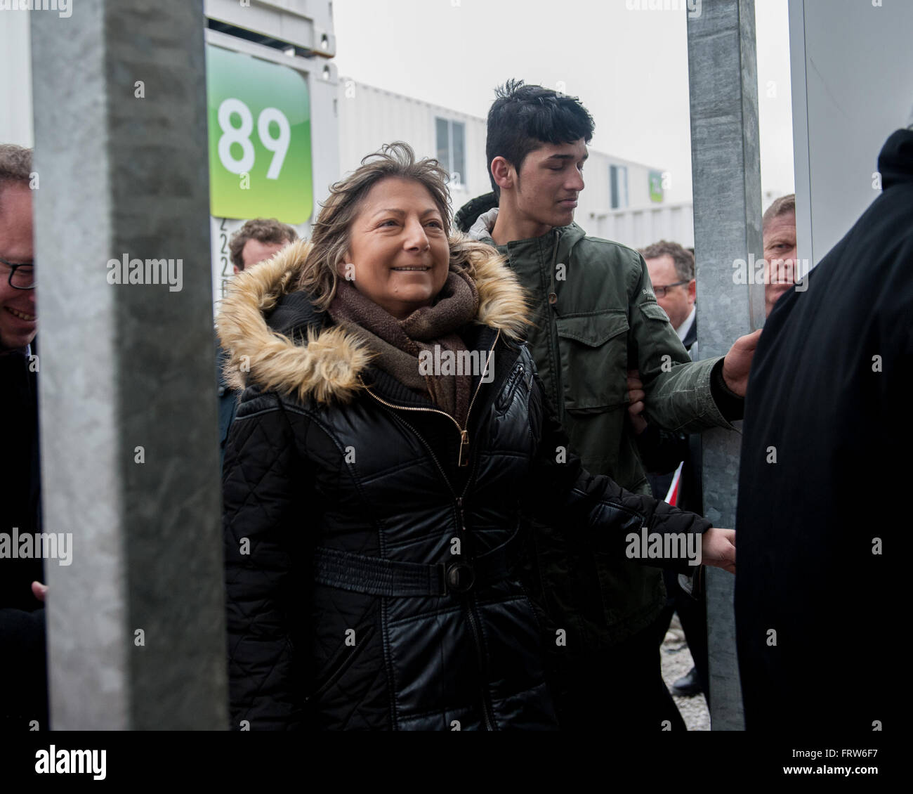Natacha Bouchart, der Bürgermeister von Calais bei einem Besuch in der Container-Abschnitt des Flüchtlingslagers Dschungel von Calais in Nordfrankreich. Bouchard hielt eine Pressekonferenz zur Förderung der Nutzung der umstrittenen "Container" in einem umzäunten Bereich neben der wichtigsten cam Stockfoto