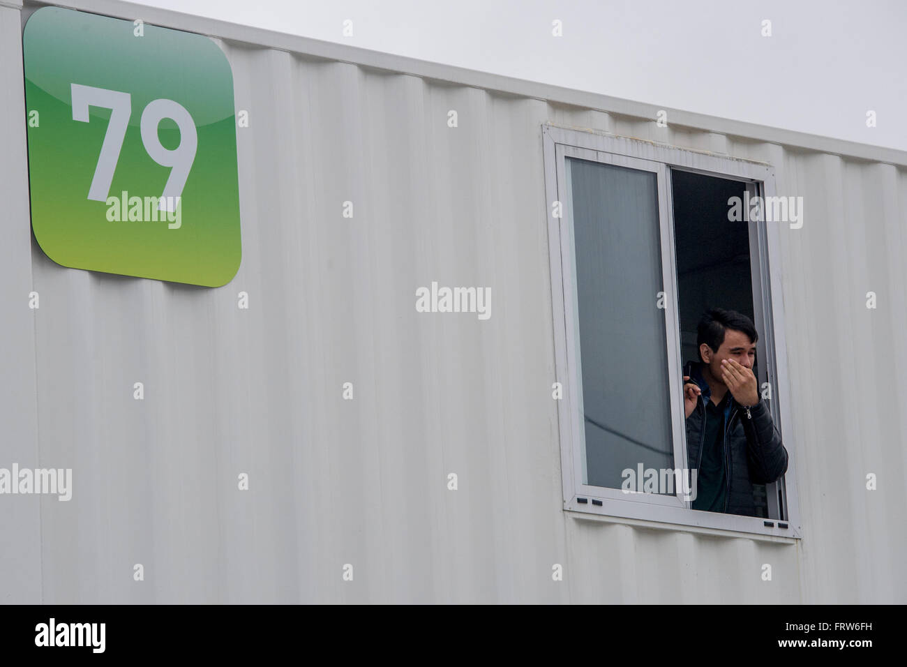 Natacha Bouchart, der Bürgermeister von Calais bei einem Besuch in der Container-Abschnitt des Flüchtlingslagers Dschungel von Calais in Nordfrankreich. Bouchard hielt eine Pressekonferenz zur Förderung der Nutzung der umstrittenen "Container" in einem umzäunten Bereich neben der wichtigsten cam Stockfoto