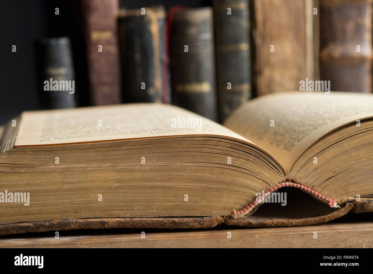 Aufgeschlagenes Buch in eine historische Bibliothek, Nahaufnahme Stockfoto