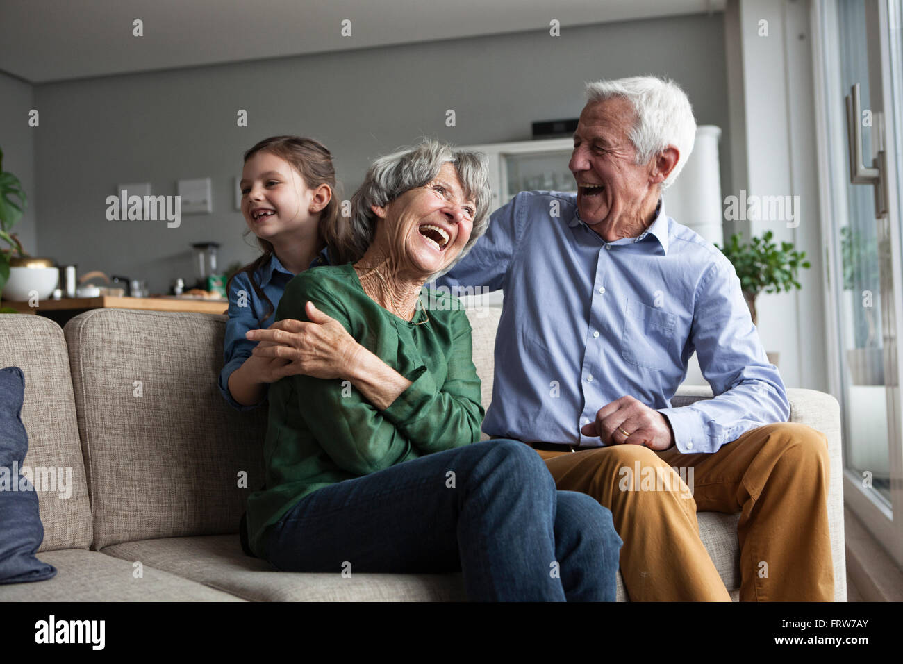 Kleine Mädchen und ihre Großeltern Spaß zu Hause Stockfoto