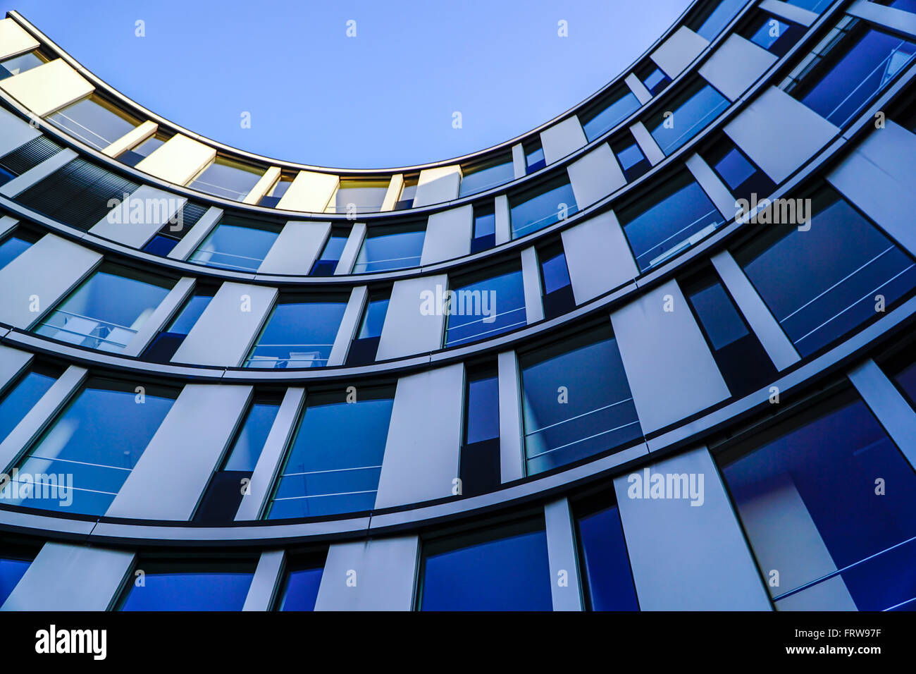 Deutschland, Hamburg, Teil der Fassade des modernen Bürogebäudes Stockfoto