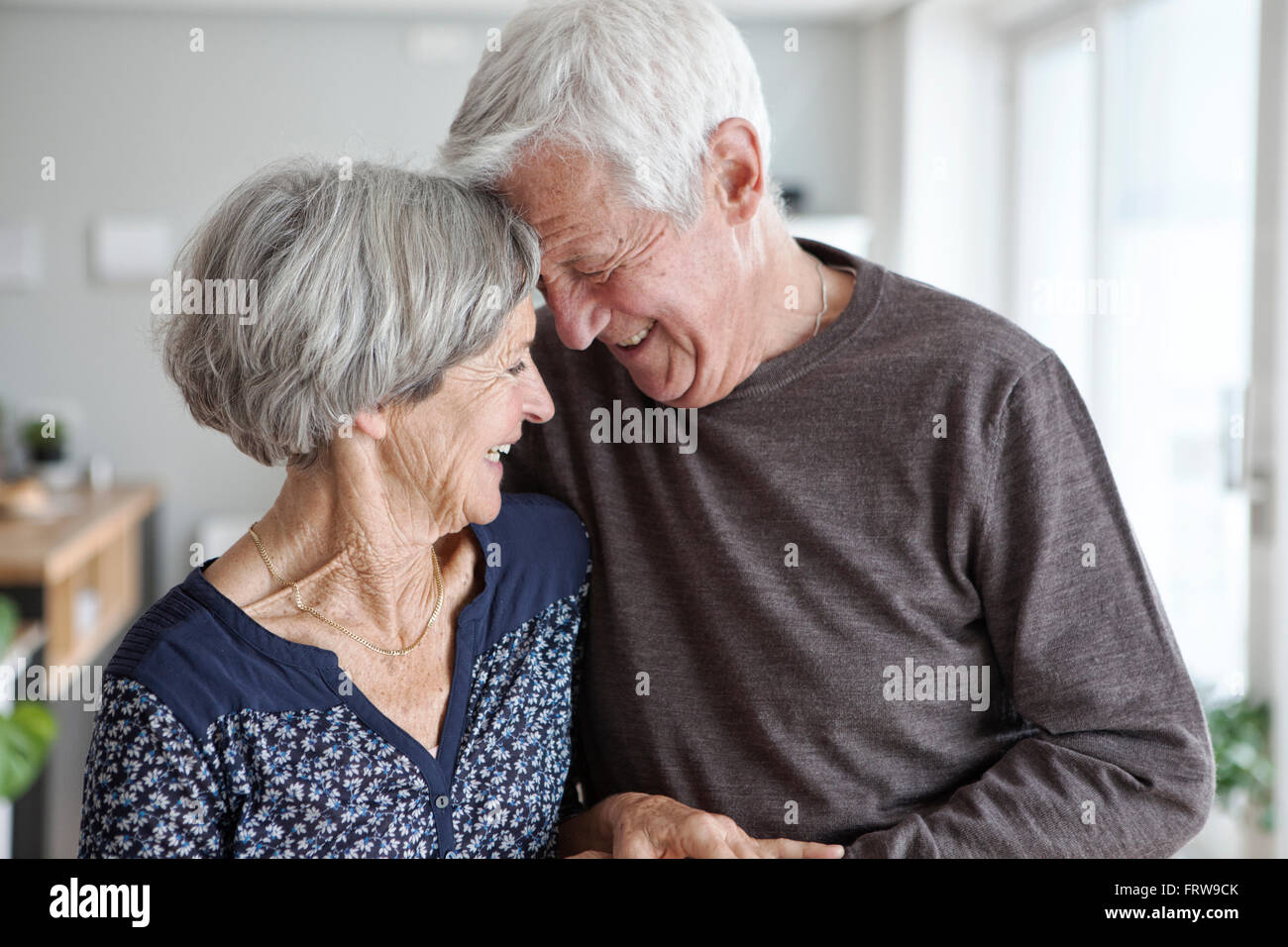 Gerne älteres Paar zu Hause Stockfoto