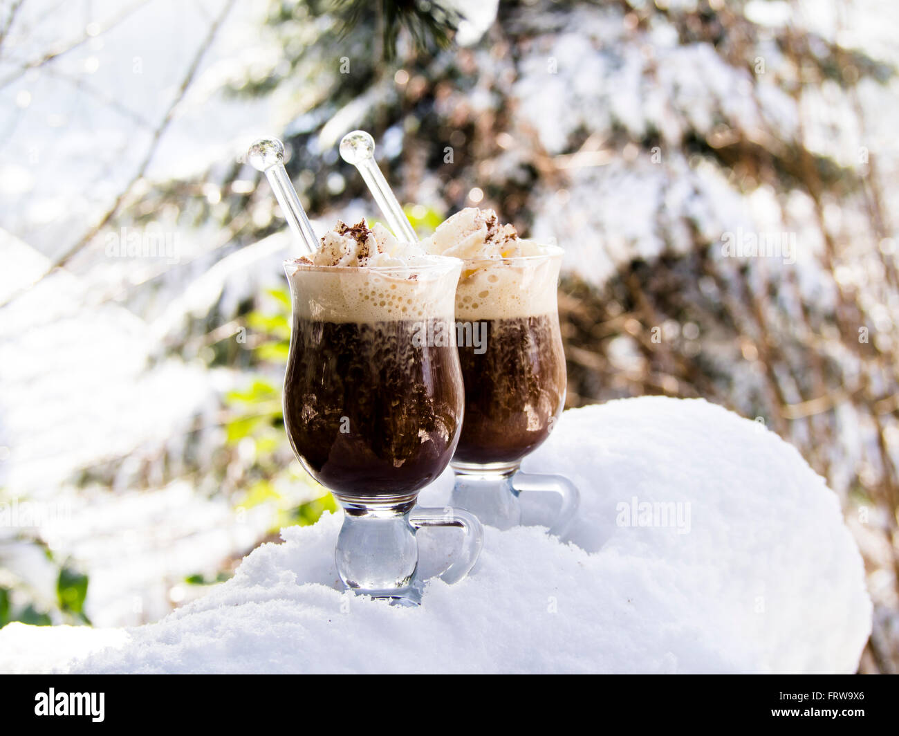 Zwei Gläser Pharisäer mit Kaffee, Rum und Sahne im Schnee Stockfoto