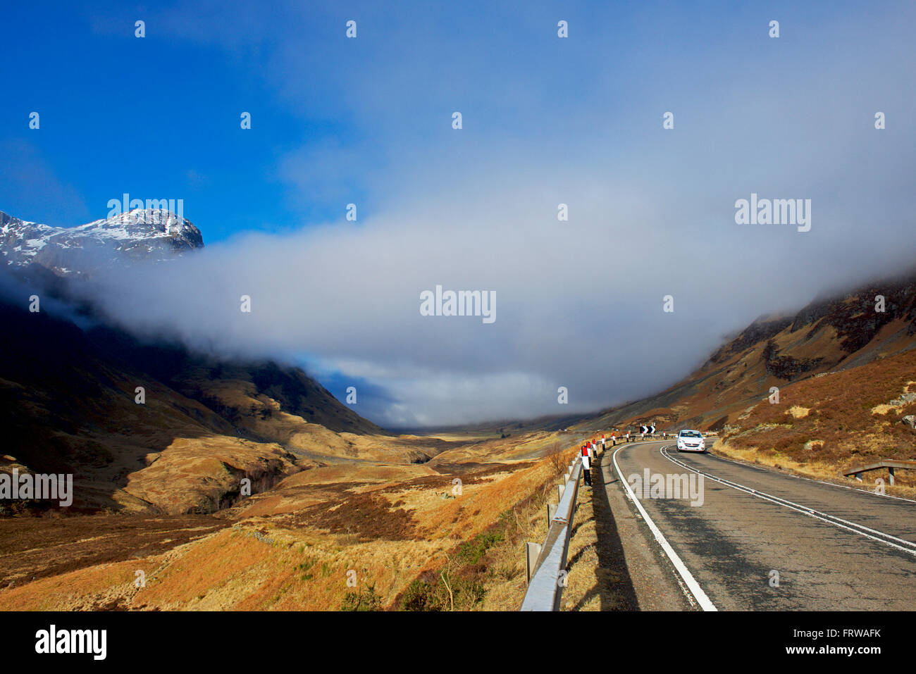 Auto auf der A82 durch Glencoe, schottischen Highlands, UK Stockfoto