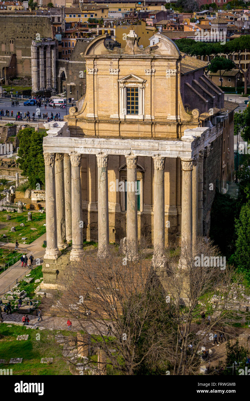 Der Tempel des Antoninus und der Faustina, jetzt angepasst an die Kirche San Lorenzo in Miranda, Rom, Italien Stockfoto