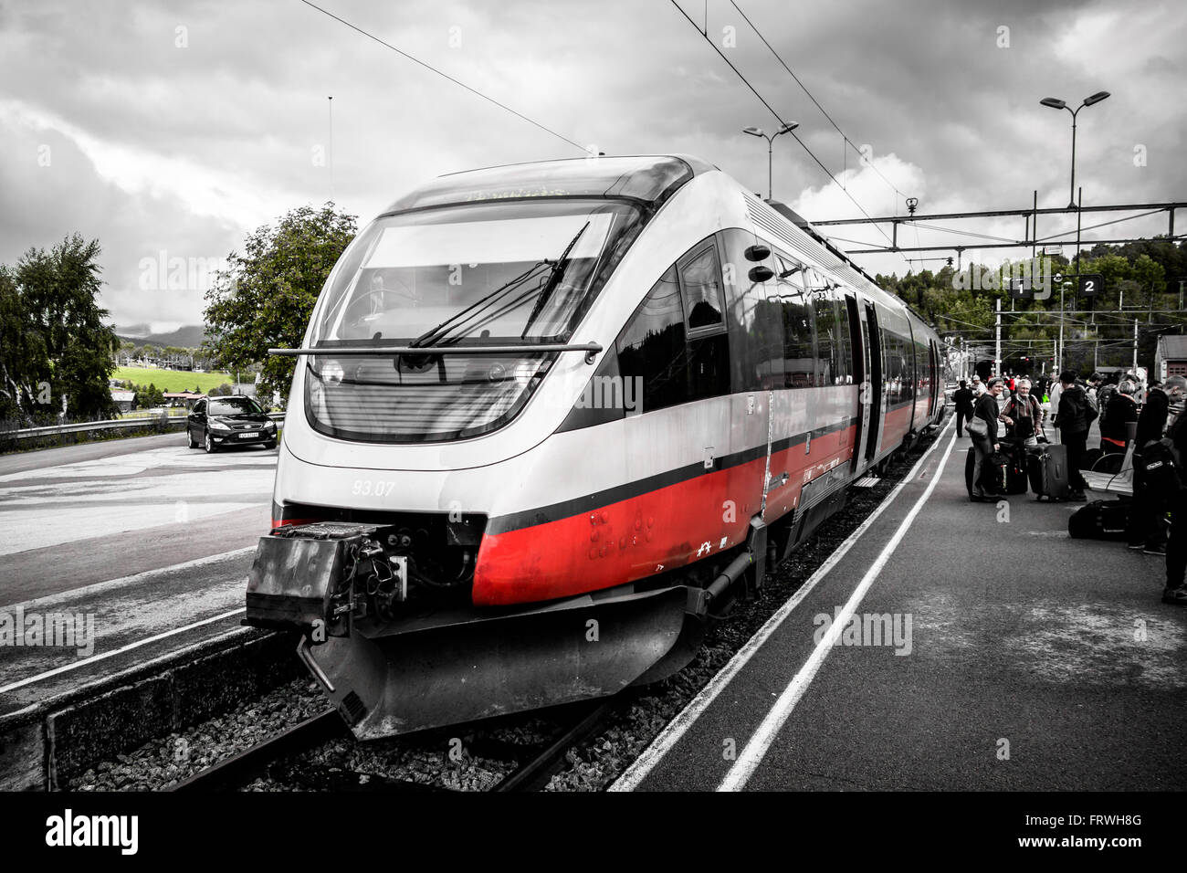 Moderne Bahn in der Nähe der Plattform an der Station Alesund Stockfoto