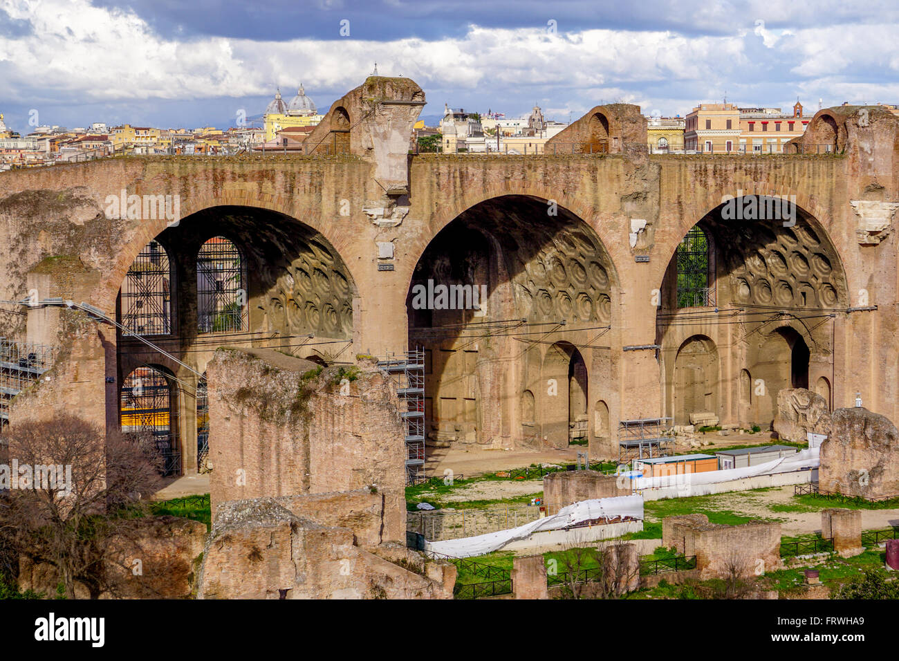 Ruinen der Basilika des Maxentius und Konstantin in das Forum Romanum, Rom, Italien Stockfoto