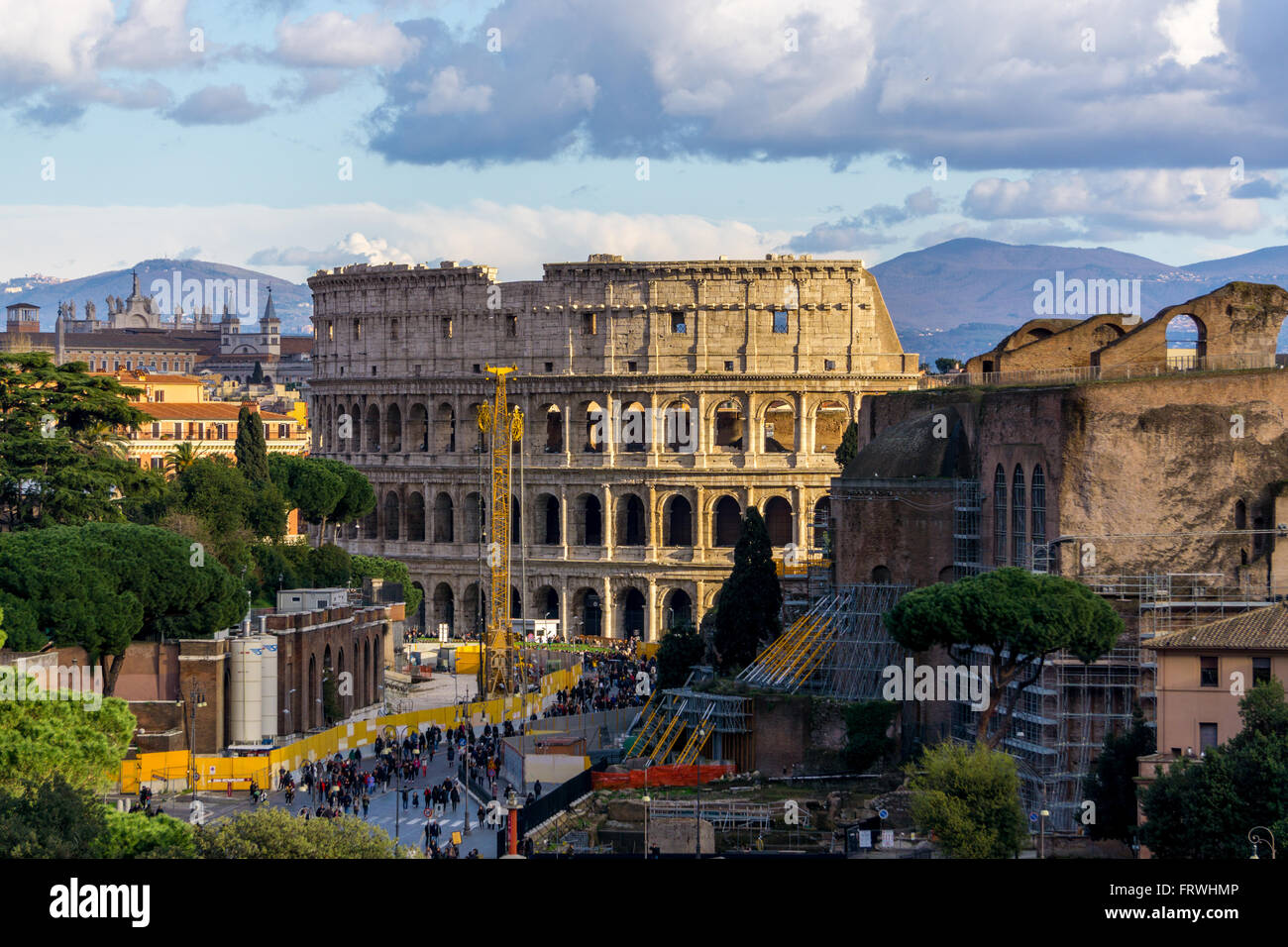Blick auf das Kolosseum und die Wiederherstellung funktioniert auf der Via dei Fori Imperiali, wie aus der Altare della Patria Stockfoto