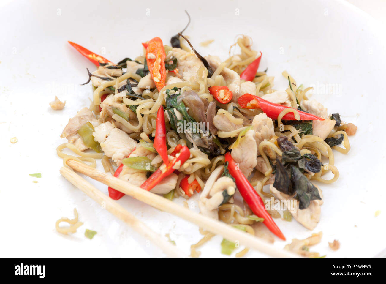 Chinesische Nudeln mit Huhn in weiße Platte gebraten. Stockfoto