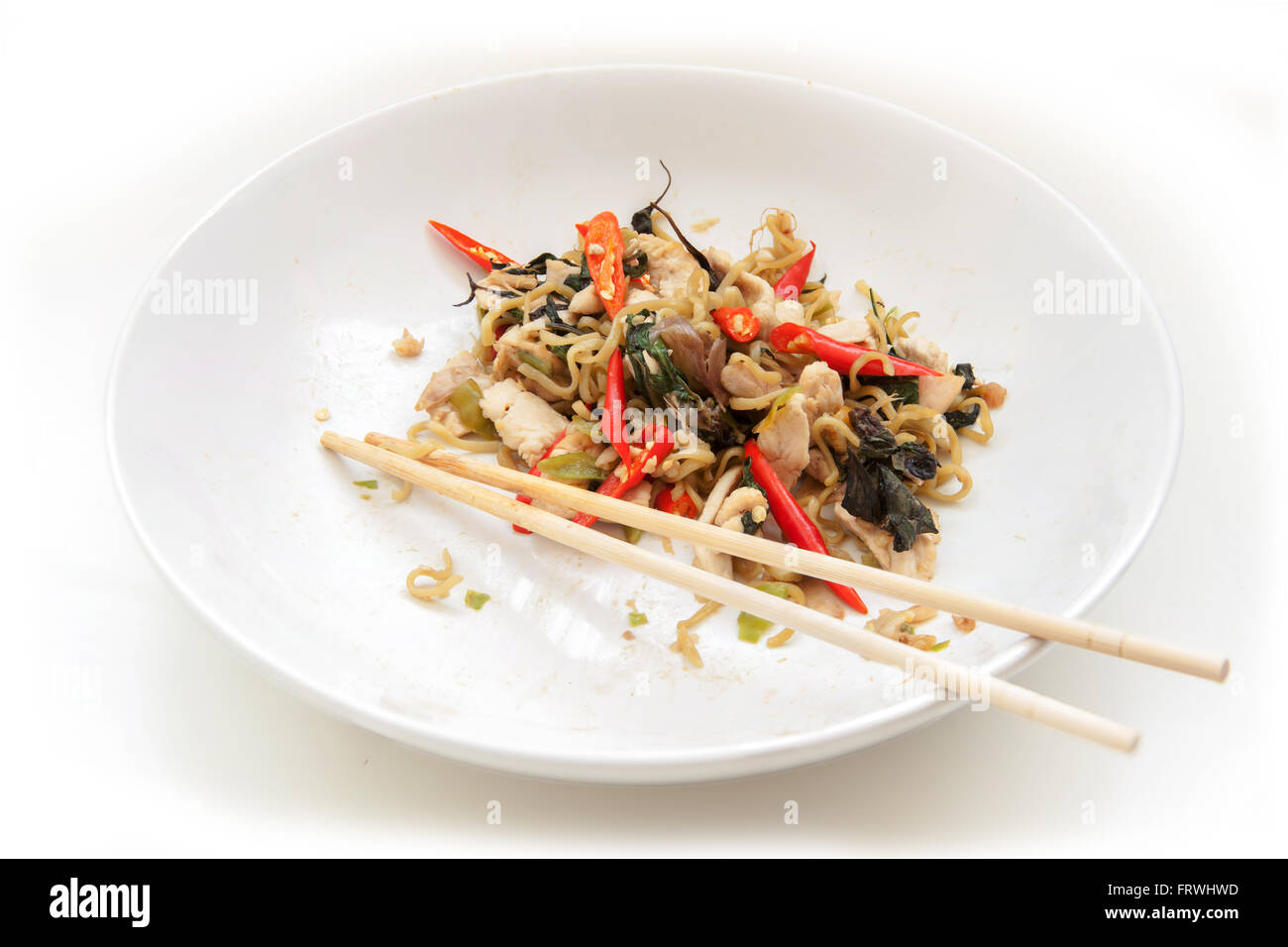 Chinesische Nudeln mit Huhn in weiße Platte gebraten. mit Beschneidungspfade. Stockfoto