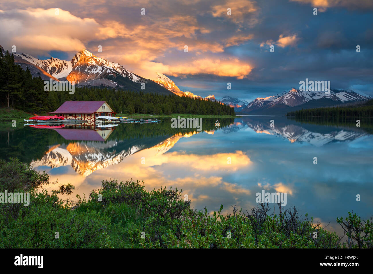 Rocky Mountain dramatischen Sonnenuntergang am Maligne Lake im Jasper Nationalpark, Alberta, Kanada. Stockfoto