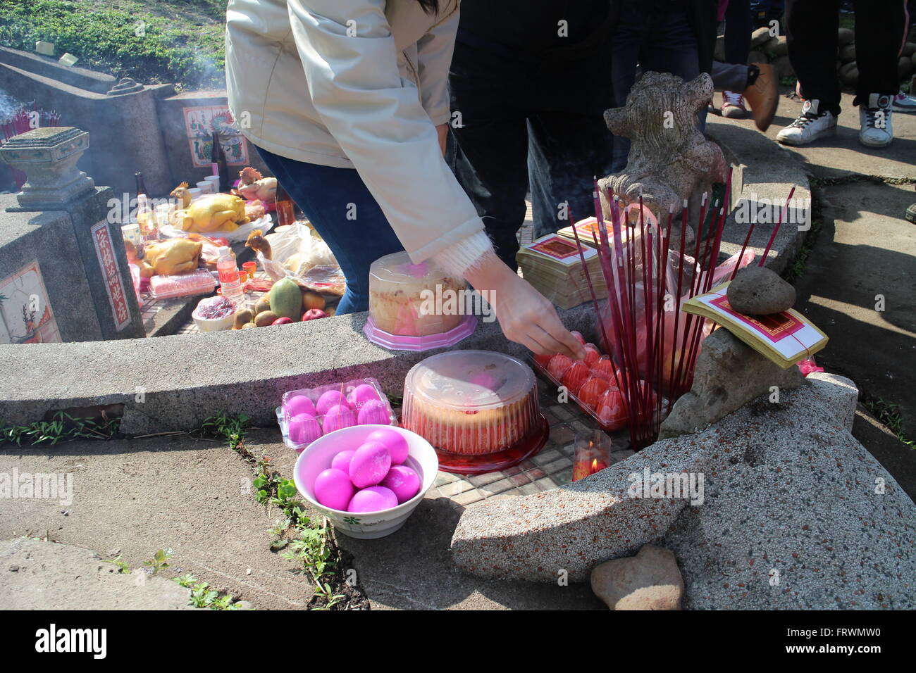 Ahnenkult während Ching Ming Festival ist eine Möglichkeit, dass Chinesen Pietät in Taiwan zeigen Stockfoto