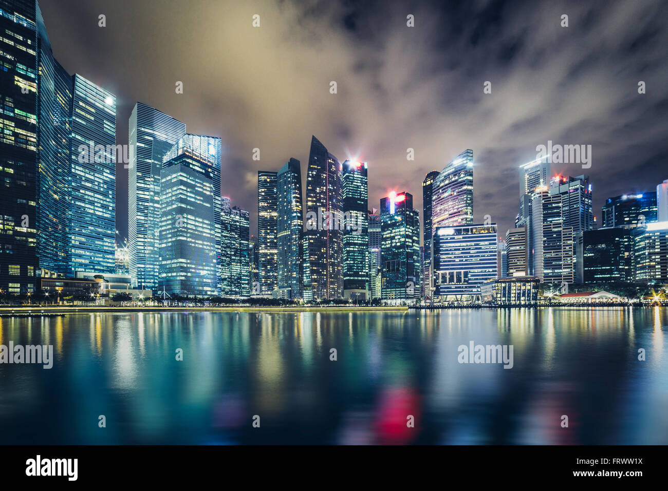 Abendstimmung des Central Business District in Singapur, mit hohen Wolkenkratzern Stockfoto