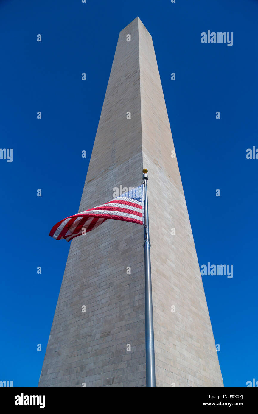 Amerikanische Flagge Wellen mit dem Washington Monument im Hintergrund, USA Stockfoto