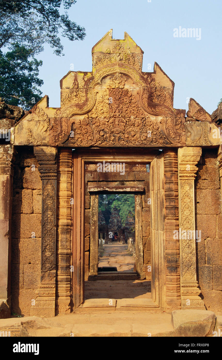 Kunstvoll geschnitzten Tür, Banteay Srei Tempel, Angkor (Tempel von Angkor) Kambodscha Stockfoto