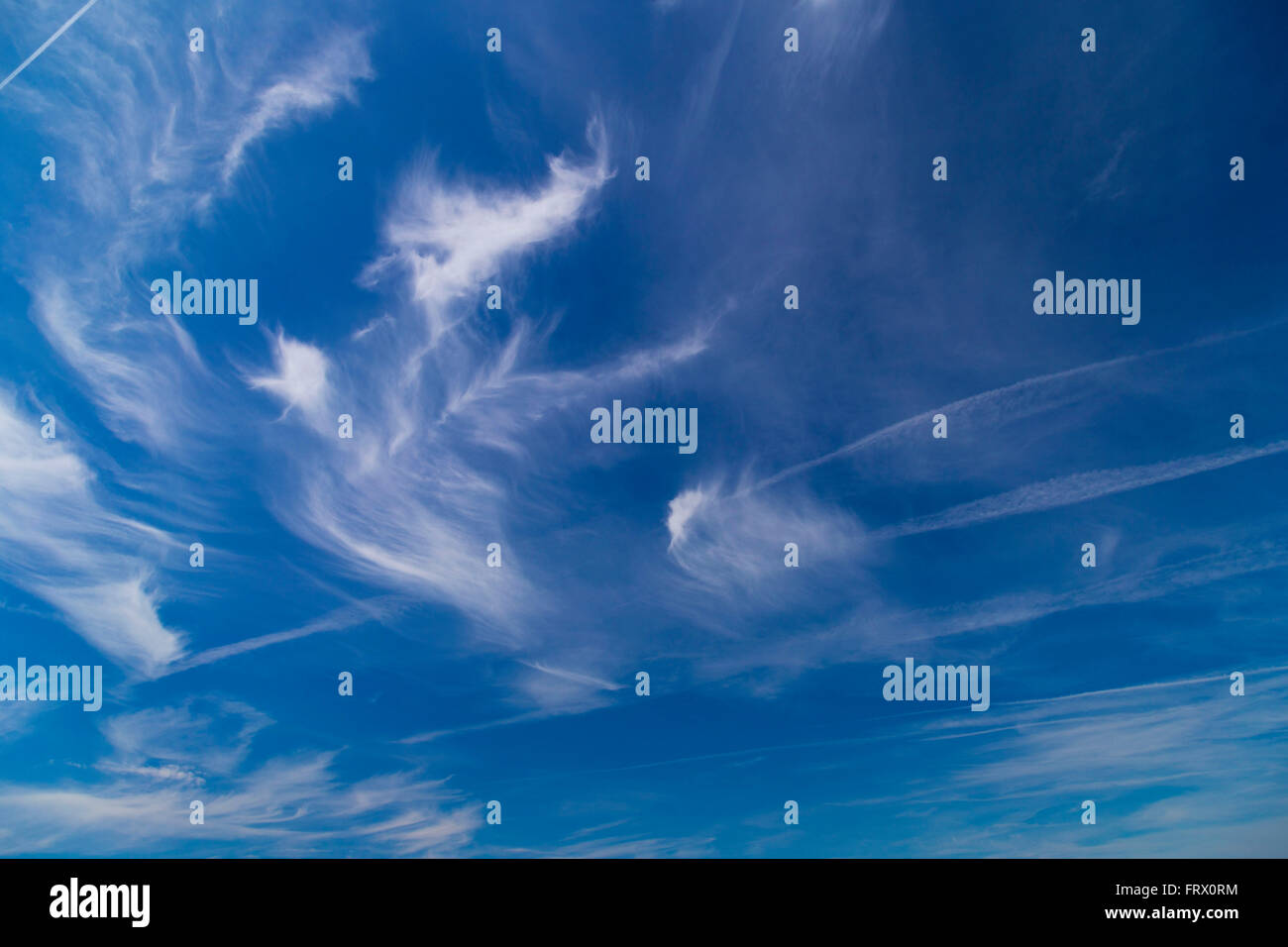 Taghimmel mit Cirrus und Stratus Wolken Weitwinkel Kontrast tagsüber Natur Hintergrund Stockfoto