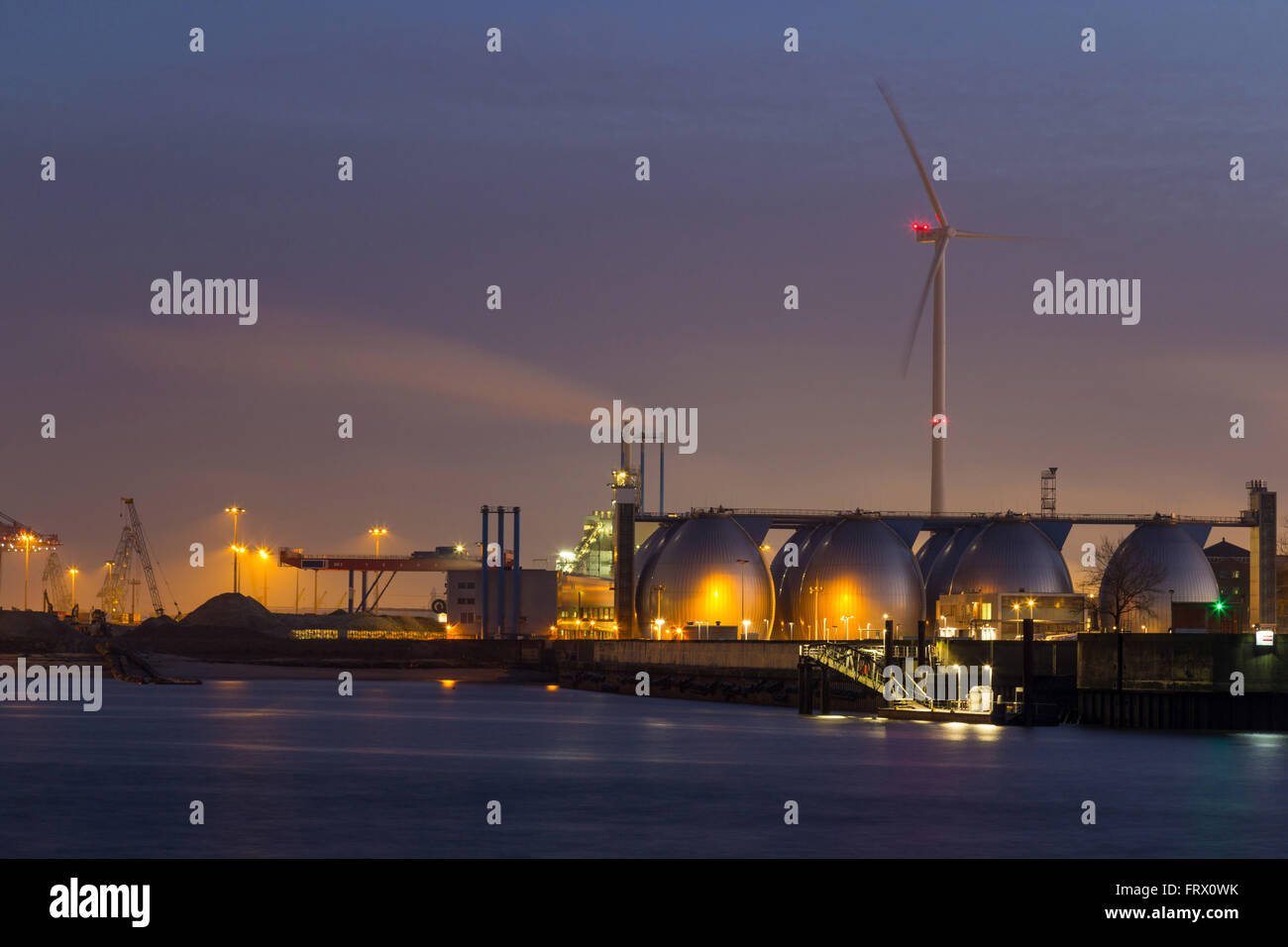 Cargo-terminal im Hamburger Hafen bei Nacht Stockfoto