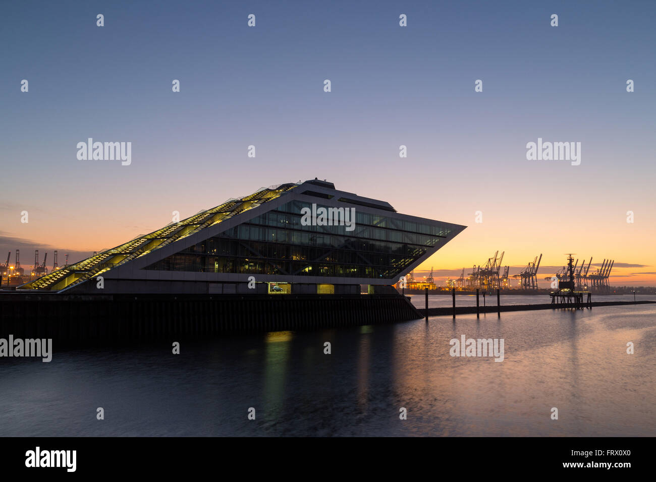 Landmark Dockland Bürogebäude im modernen Teil des Hamburger Hafens Stockfoto